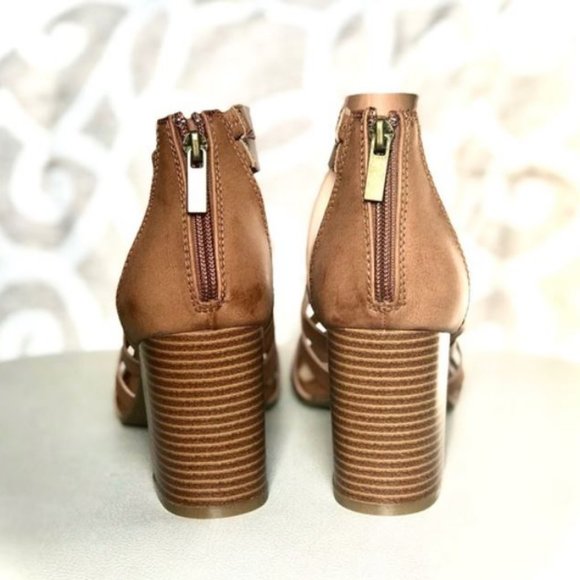 1 LEFT! Sz 7 Vegan Leather Stacked Heel Sandals - Picture 3 of 3